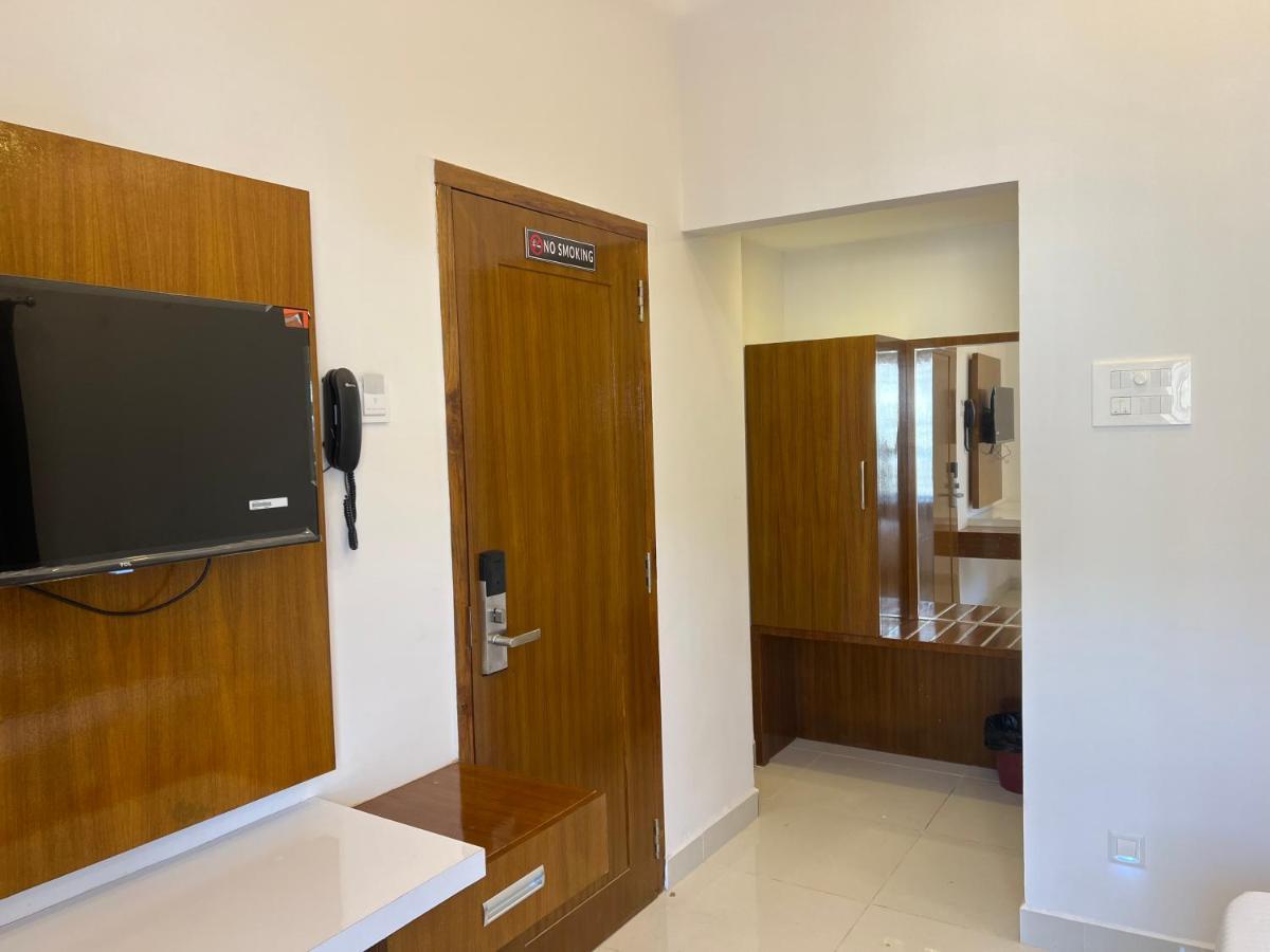 Le Hotel Host Tiruchirappalli Dış mekan fotoğraf
